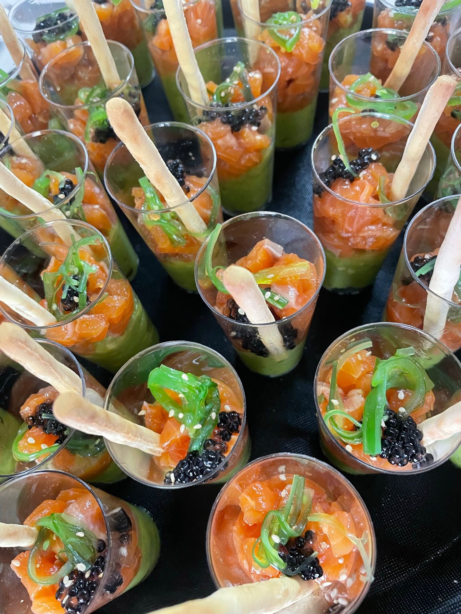 Aperitius de salmó i verdures en petits gots