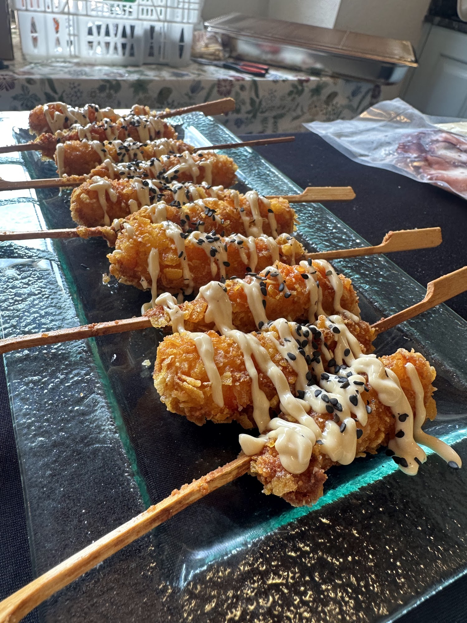 Broquetes cruixents amb salsa i sèsam