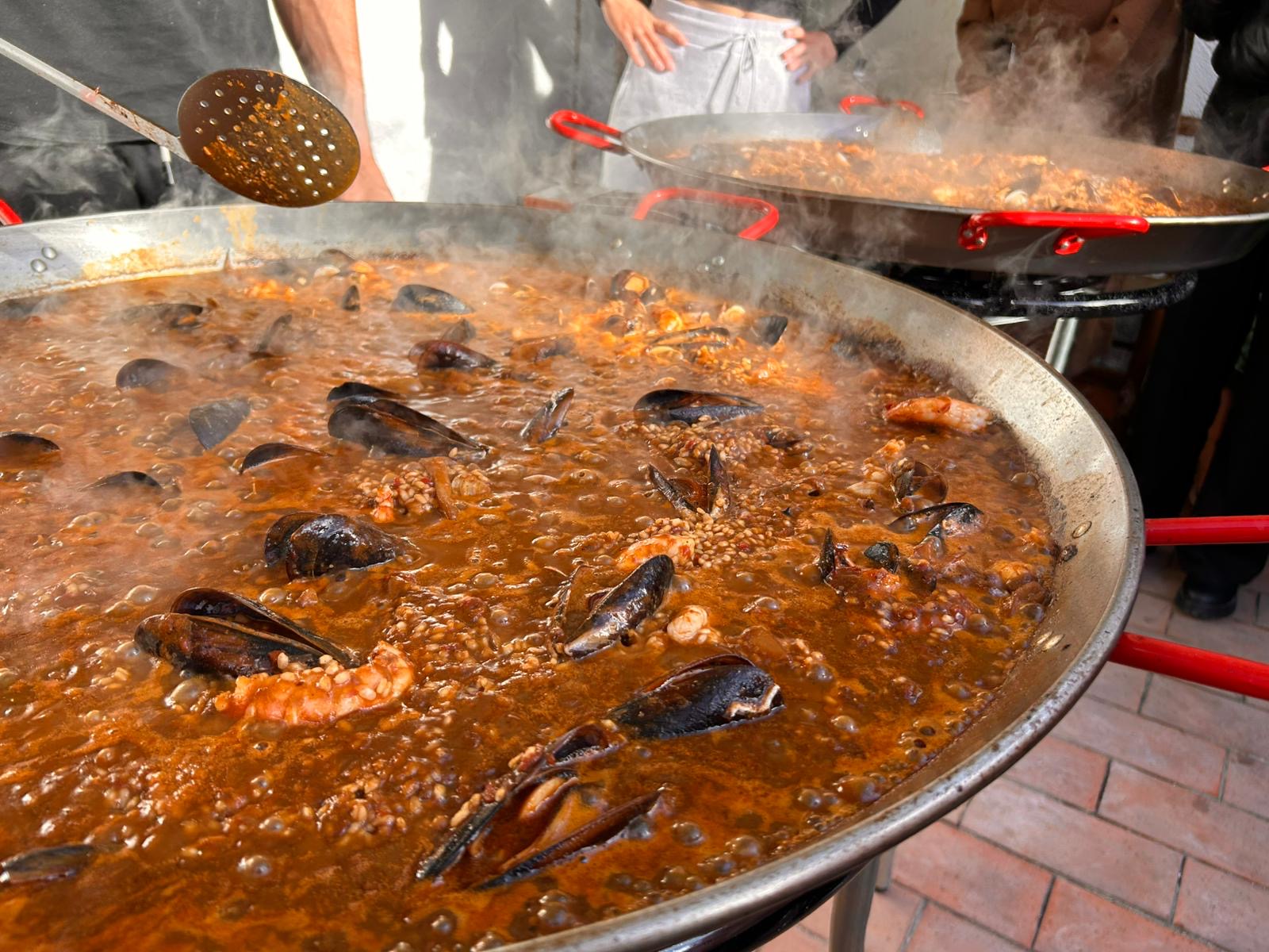 Paella marinera cuinant-se en una paella gran