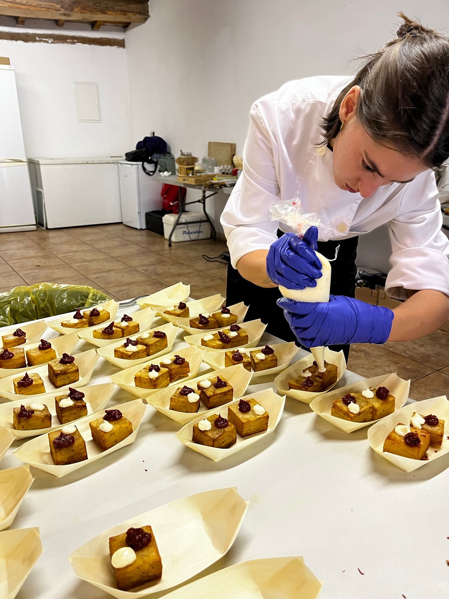 La cuinera de BOKKA preparant els aperitius