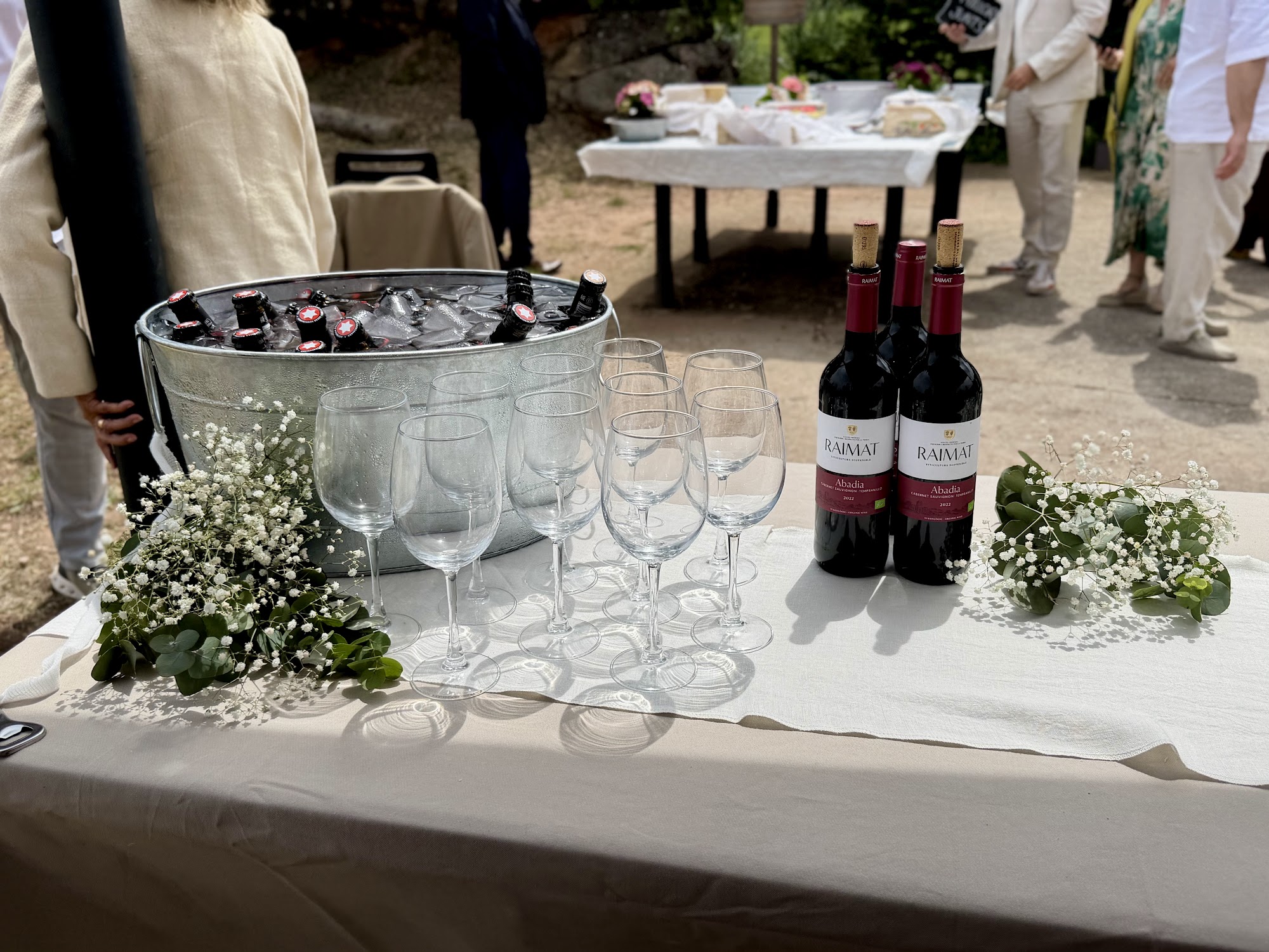 Copes i vi en una celebració a l’aire lliure
